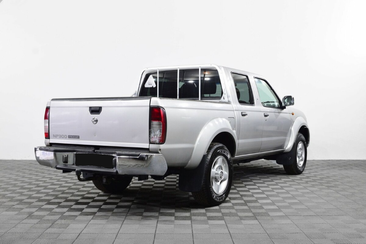 Nissan NP300, 2012