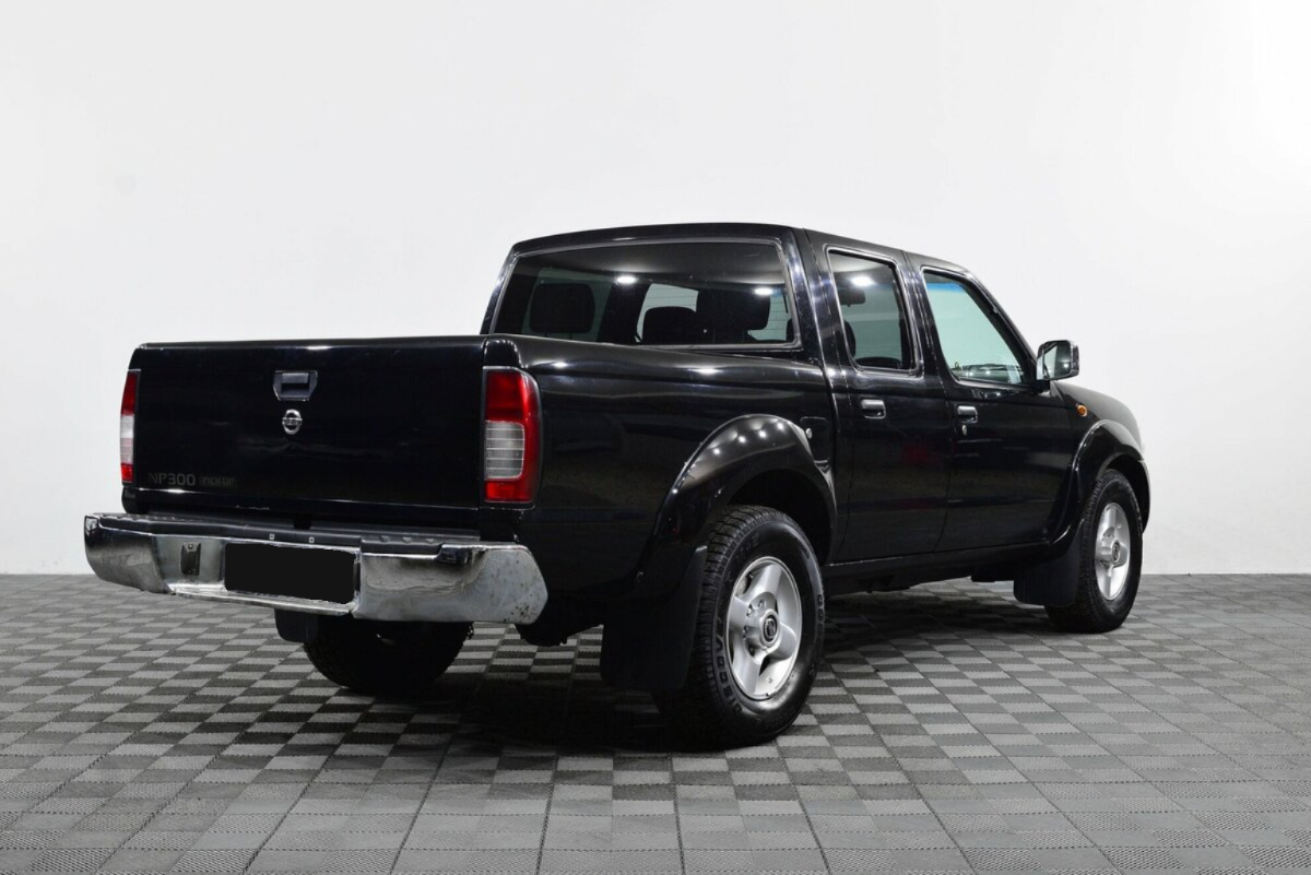 Nissan NP300, 2013